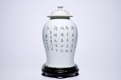 Een Chinese qianjiang cai dekselvaas met decor van &quot;100 kostbaarheden&quot;, 19/20e eeuw