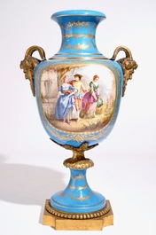 Een erg grote porseleinen vaas met bronsmontuur in S&egrave;vres-stijl, 19e eeuw