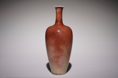 Un vase en porcelaine de Chine monochrome rouge de cuivre, marque de Kangxi, 19/20&egrave;me