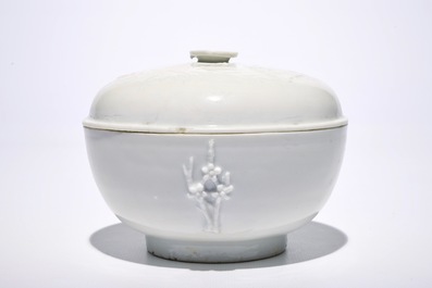 Een Chinese Dehua blanc de Chine dekselkom met reli&euml;fdecor, 19e eeuw
