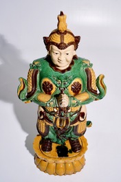 Un grand mod&egrave;le d'un soldat de style Ming en porcelaine de Chine de type sancai, 20&egrave;me