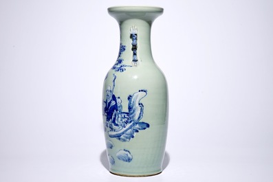 Een Chinese vaas met blauw-wit decor van onsterfelijken op celadon fondkleur, 19e eeuw