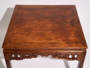 Een Chinese gesculpteerde hardhouten tafel, 19/20e eeuw