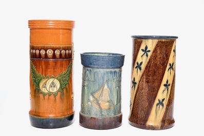 Een grote collectie Vlaams aardewerk, vnl. bestaande uit kolommen en cachepots, 20e eeuw