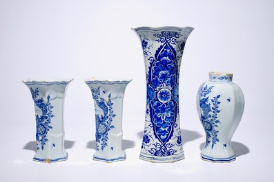 Une garniture de trois vases et un grand vase individuel en fa&iuml;ence de Delft bleu et blanc, 18&egrave;me