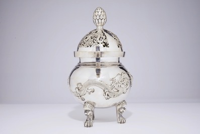 Een Chinese zilveren wierookbrander met reli&euml;fdecor van draken, 19e eeuw