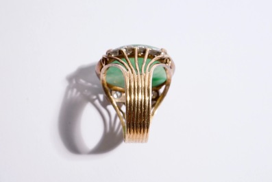 Een lot Chinese sieraden in jade en 18K goud: een armband, een ring en vier hangers