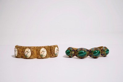 Een collectie juwelen in verguld en ge&euml;mailleerd zilver, beschilderd ivoor en malachiet, begin 20e eeuw