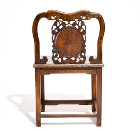 Een paar Chinese gesculpteerde hardhouten stoelen met marmer ingelegd, 19/20e eeuw