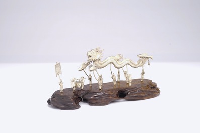 Een Chinees zilveren model van een jonk en een drakenoptocht, 19/20e eeuw