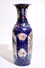 Un tr&egrave;s grand vase en porcelaine de Chine famille rose sur fond bleu poudr&eacute;, 20&egrave;me