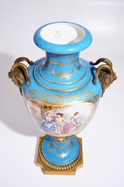 Un tr&egrave;s grand vase en porcelaine de style de S&egrave;vres mont&eacute; en bronze, 19&egrave;me