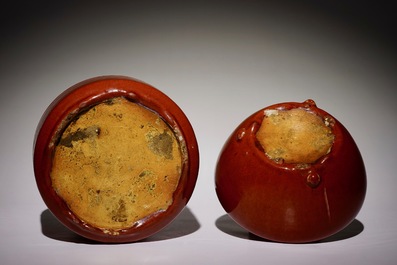 Un pot &agrave; pinceaux et un bol en porcelaine de Chine monochrome sang de boeuf, 19&egrave;me
