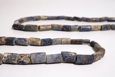 Twee kettingen met lapis lazuli kralen, Chavin cultuur, Peru, 9/2e eeuw v.C.