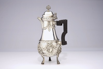 Een zilveren &quot;Ego&iuml;st&quot; koffiekan met ebbenhouten handvat, 18/19e eeuw