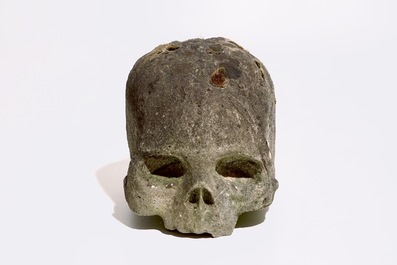 Un grand mod&egrave;le d'un cr&acirc;ne ou Memento Mori en pierre calcaire sculpt&eacute;e, 16&egrave;me