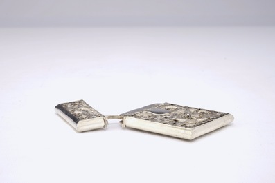 A Chinese silver card box and a cigarette case, 19/20th C.