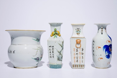 Quatre vases en porcelaine de Chine famille rose et polychrome, 19/20&egrave;me