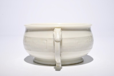 Un br&ucirc;le-parfum en porcelaine blanc de Chine de Dehua &agrave; d&eacute;cor appliqu&eacute; et grav&eacute;, 19&egrave;me