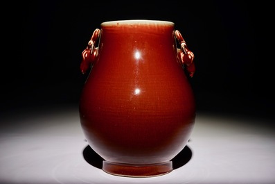 Un vase de forme hu en porcelaine de Chine monochrome sang de boeuf, 19&egrave;me