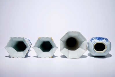 Une garniture de trois vases et un grand vase individuel en fa&iuml;ence de Delft bleu et blanc, 18&egrave;me
