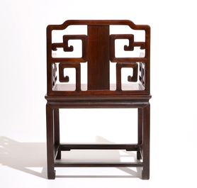 Een paar Chinese gesculpteerde hardhouten stoelen, 19e eeuw