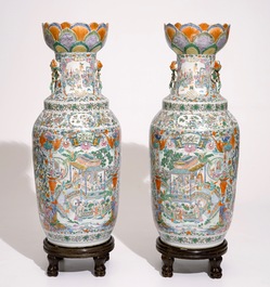 Une paire de tr&egrave;s grands vases en porcelaine de Chine rose-verte de Canton, 19&egrave;me