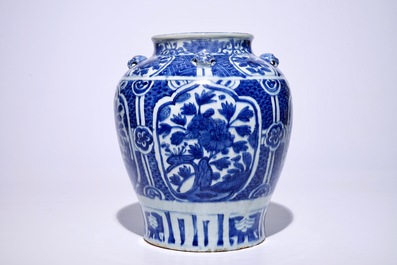 Un grand pot en porcelaine de Chine bleu et blanc, Ming, Wanli