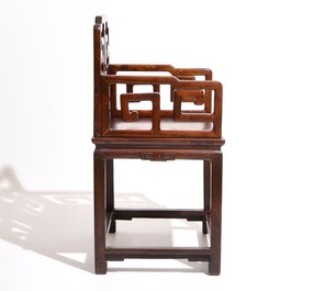 Une paire de chaises en bois sculpt&eacute;, 19&egrave;me