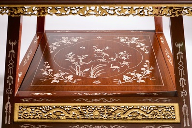 Un table en bois partiellement dor&eacute; et sculpt&eacute; avec incrustations en bois, Chine, 20&egrave;me