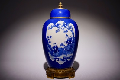 Un pot couvert en porcelaine de Chine bleu poudr&eacute; mont&eacute; en bronze, 19&egrave;me