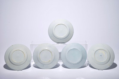Un ensemble de neuf assiettes en fa&iuml;ence de Delft bleu et blanc, 18&egrave;me