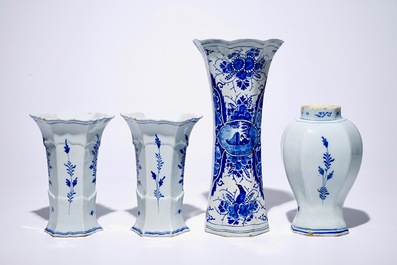 Une garniture de trois vases et un grand vase individuel en fa&iuml;ence de Delft bleu et blanc, 18&egrave;me