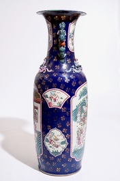 Un tr&egrave;s grand vase en porcelaine de Chine famille rose sur fond bleu poudr&eacute;, 20&egrave;me