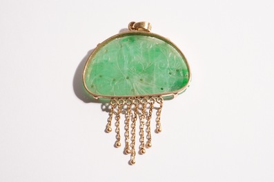 Een lot Chinese sieraden in jade en 18K goud: een armband, een ring en vier hangers