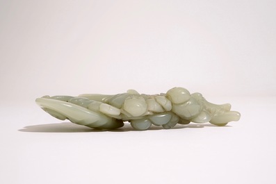 Un groupe en jade c&eacute;ladon sculpt&eacute; figurant des gar&ccedil;ons sur un lingzhi, 19&egrave;me