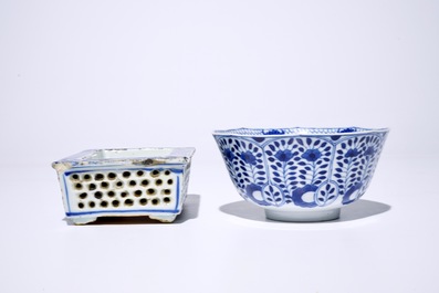 Huit assiettes, un bol et une jardini&egrave;re en porcelaine de Chine bleu et blanc, 18/19&egrave;me