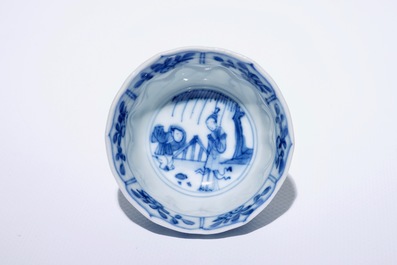 Zes Chinese blauw-witte koppen en schotels met figuren in een tuin, Kangxi