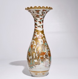 Un grand vase en porcelaine Satsuma &agrave; d&eacute;cor de Bouddha entour&eacute; des Arhats, Edo/Meiji, 19&egrave;me