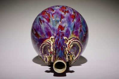 Een monochrome Chinese flamb&eacute; glazuur flesvormige vaas met draken, 19e eeuw