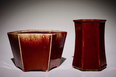 Een hexagonale Chinese monochrome sang de boeuf bloempot en een penselenpot, 19/20e eeuw