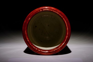 Een grote cylindrische Chinese monochrome sang de boeuf vaas, 20e eeuw