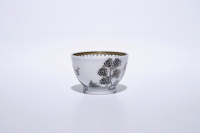Six tasses et soucoupes miniatures en porcelaine de Chine grisaille  &agrave; d&eacute;cor de j&eacute;suites, Qianlong
