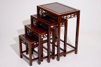 Vier Chinese stapelbare gesculpteerd hardhouten tafels, 20e eeuw