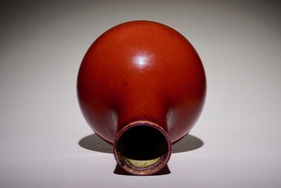 Un vase de forme tianqiu ping en porcelaine de Chine sang de boeuf monochrome, 19&egrave;me