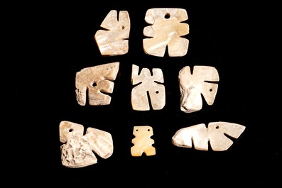 Huit pendentifs zoomorphes pr&eacute;colombiens en pierre sculpt&eacute;e, culture Tairona, Colombie, 15/10&egrave;me a.