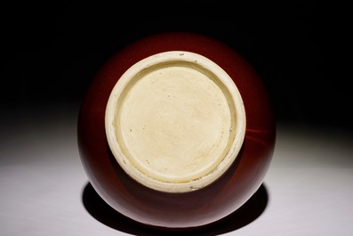 Een Chinese monochrome sang de boeuf hu vaas met hertenkoppen als oren, 19e eeuw