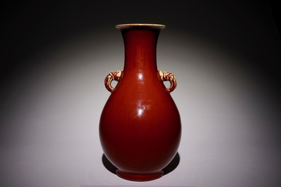 Un vase de forme yuhuchunping en porcelaine de Chine monochrome sang de boeuf, 18/19&egrave;me