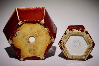 Een hexagonale Chinese monochrome sang de boeuf bloempot en een penselenpot, 19/20e eeuw