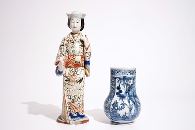 Een blauw-witte kan en een bord in Japans Arita porselein, 17/18e eeuw, hierbij een Imari figuur, 18/19e eeuw
